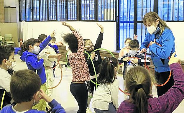 Un grupo de alumnos de segundo, en Educación Física con la profesora Raquel García.