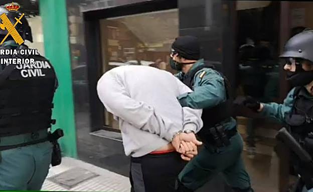 Los agentes, durante la detención 