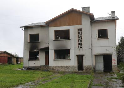 Imagen secundaria 1 - Un incendio destroza la primera planta de una casa en Ceares