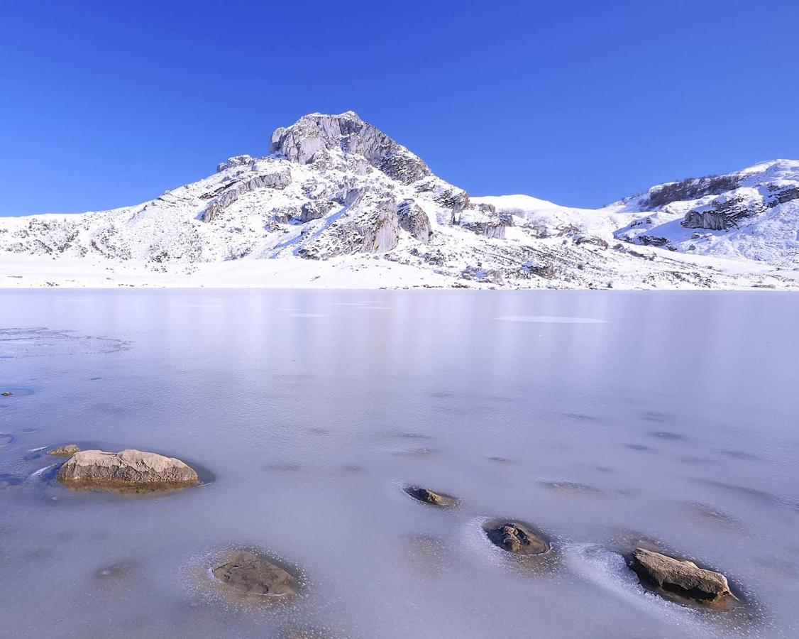 Lago Ercina congelado.