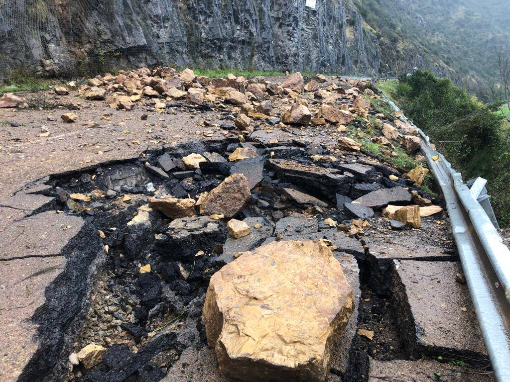 Un argayo caído sobre la AS-15, principal arteria de comunicación del suroccidente con el centro de Asturias, ha matado a una mujer y ha cortado la vía. Una gran roca se desprendió en Tineo desde una zona situada por encima de la malla de sujeción instalada en la zona.