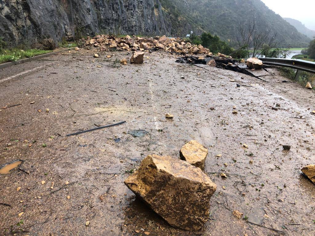 Un argayo caído sobre la AS-15, principal arteria de comunicación del suroccidente con el centro de Asturias, ha matado a una mujer y ha cortado la vía. Una gran roca se desprendió en Tineo desde una zona situada por encima de la malla de sujeción instalada en la zona.