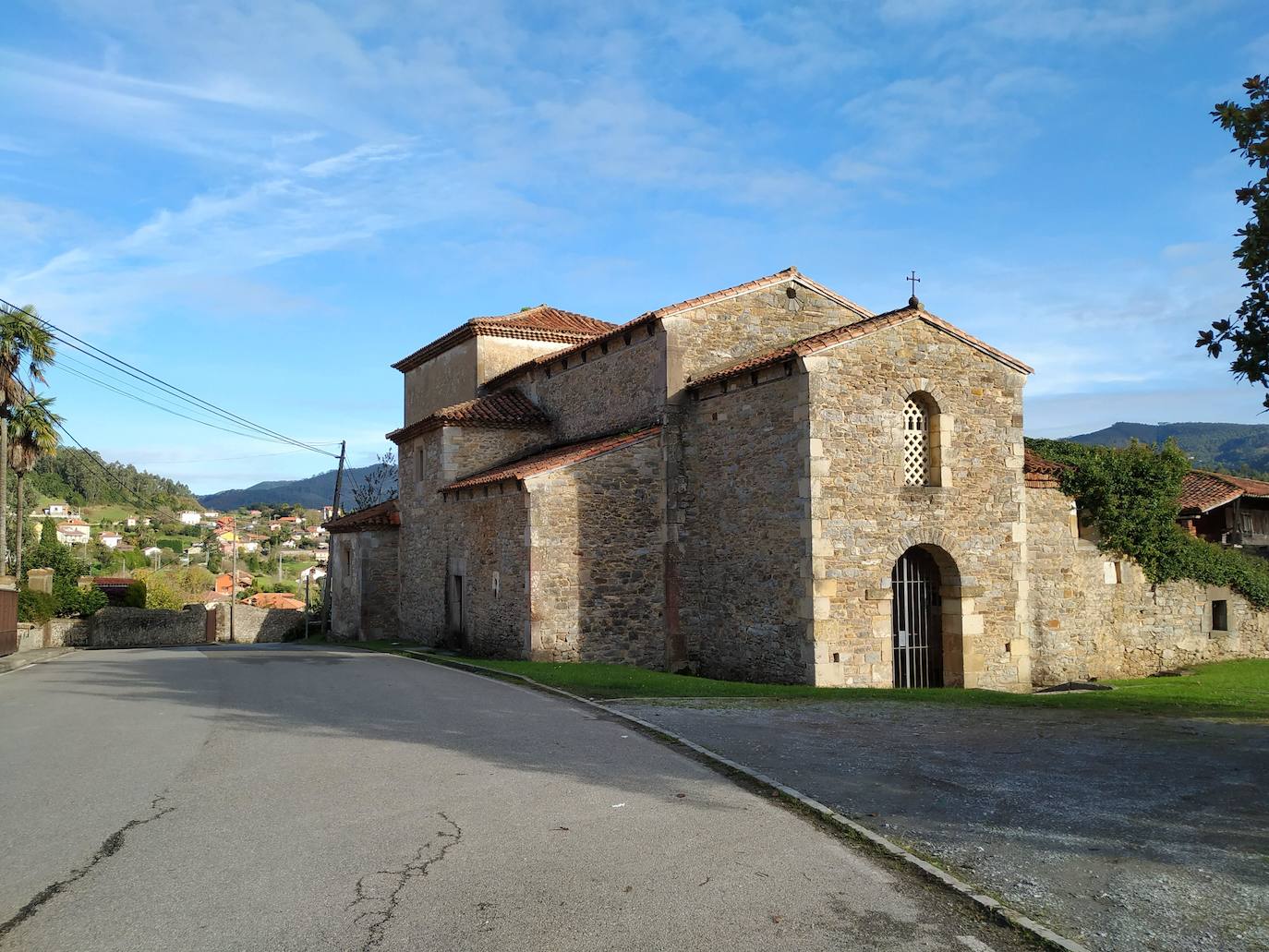 En el pueblecito de Santianes, en Pravia, a escasos metros de la iglesia prerrománica más antigua de Asturias, Marga y Pedro esconden un jardín idílico casi convertido en bosque. Allí atesoran la mayor colección de esta flor de Asturias. Tienen 600 variedades