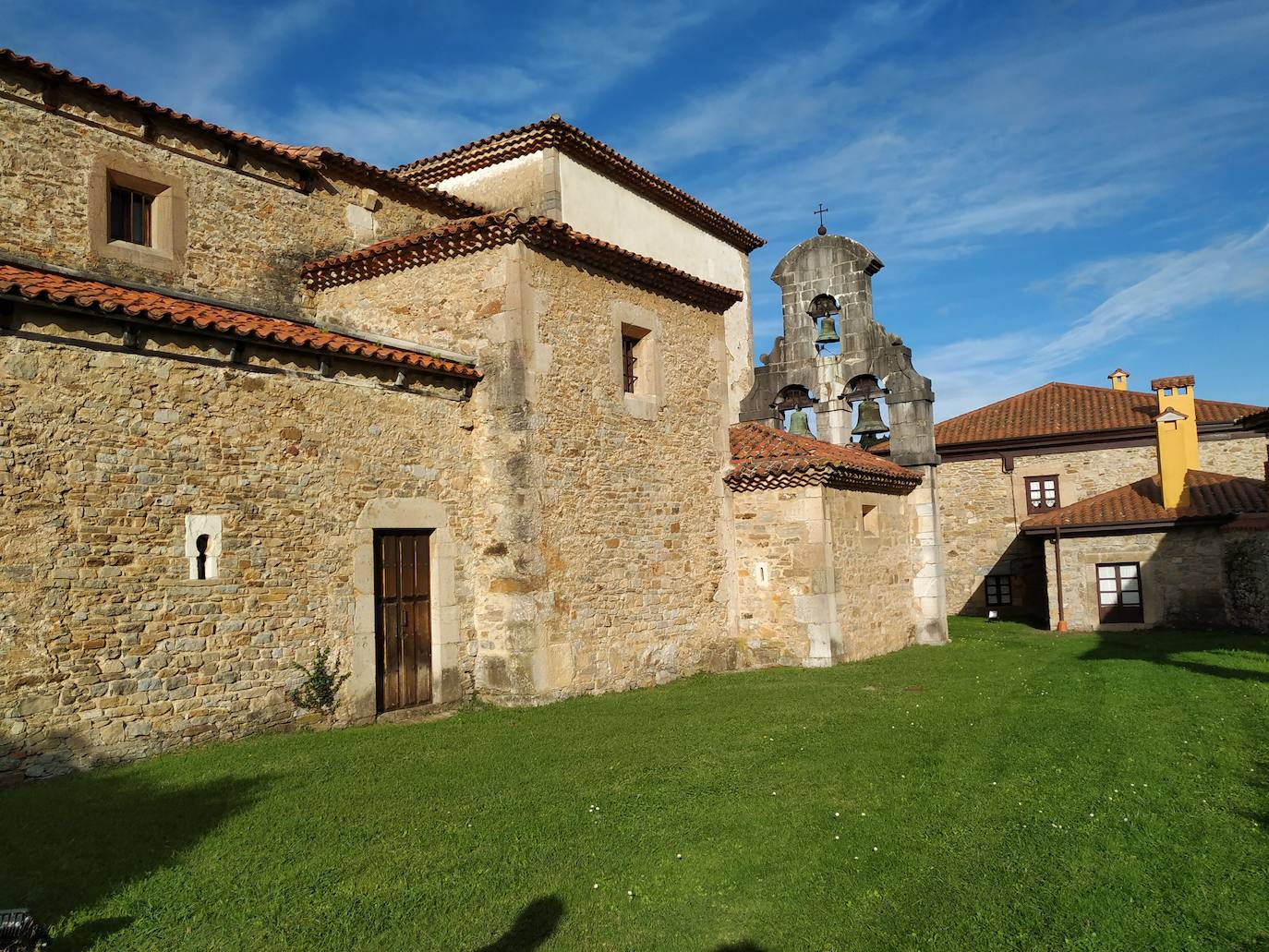 En el pueblecito de Santianes, en Pravia, a escasos metros de la iglesia prerrománica más antigua de Asturias, Marga y Pedro esconden un jardín idílico casi convertido en bosque. Allí atesoran la mayor colección de esta flor de Asturias. Tienen 600 variedades