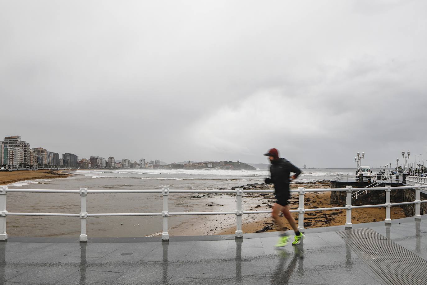 Fotos: Gijón, entre el viento y la lluvia