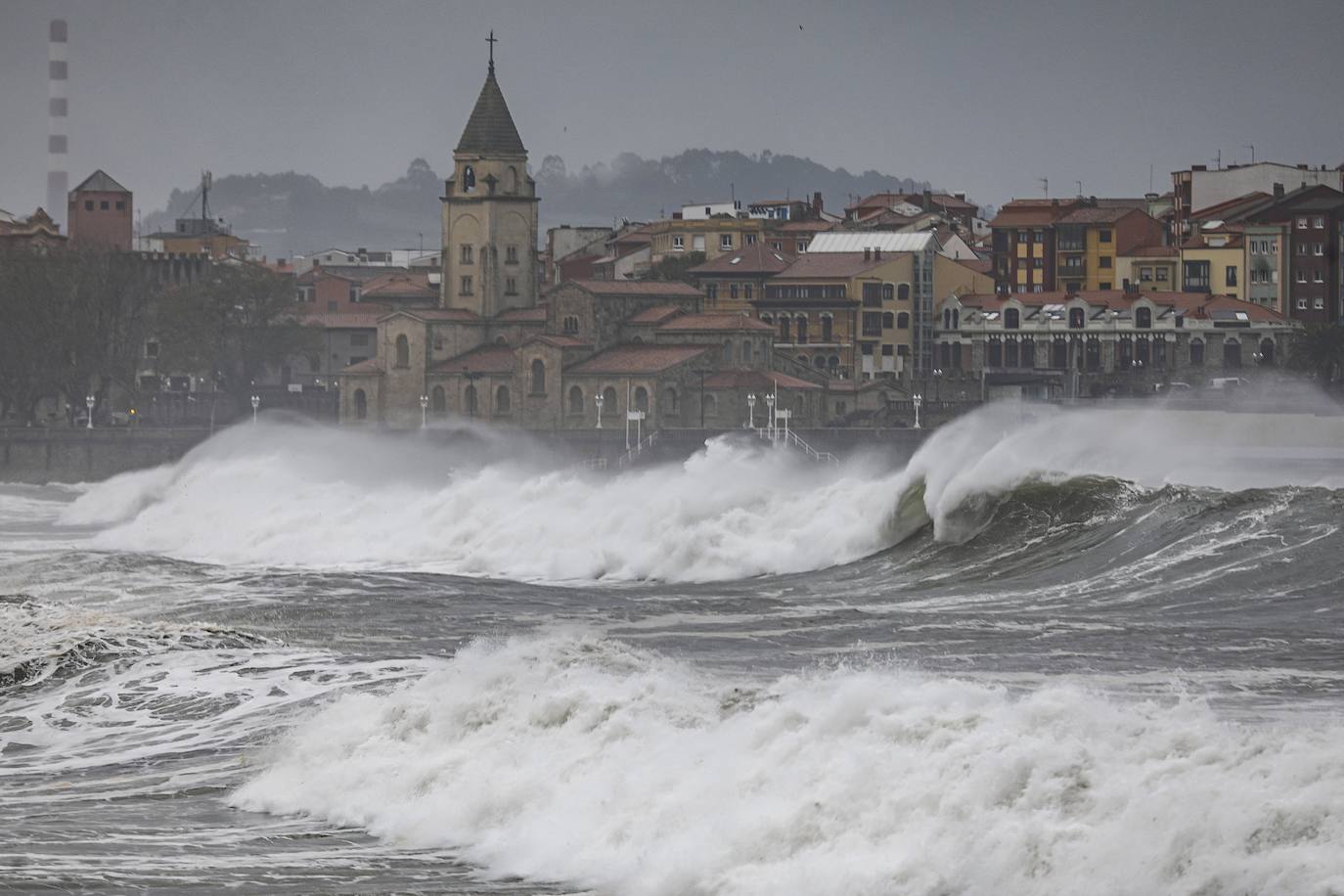 Fotos: Gijón, entre el viento y la lluvia