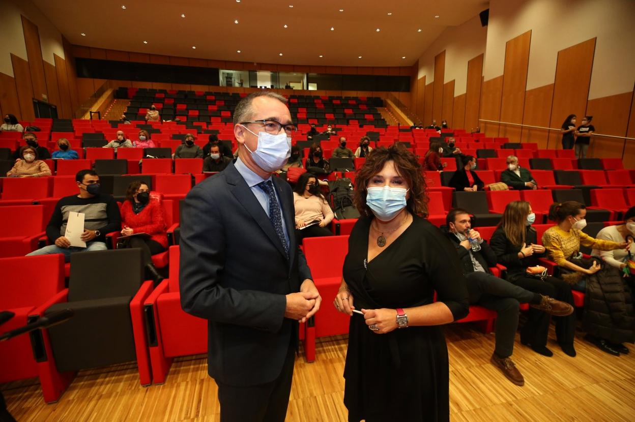 El consejero de Salud, Pablo Fernández, con la presidenta de Apaci, Juana Jara, ayer, en Oviedo. 