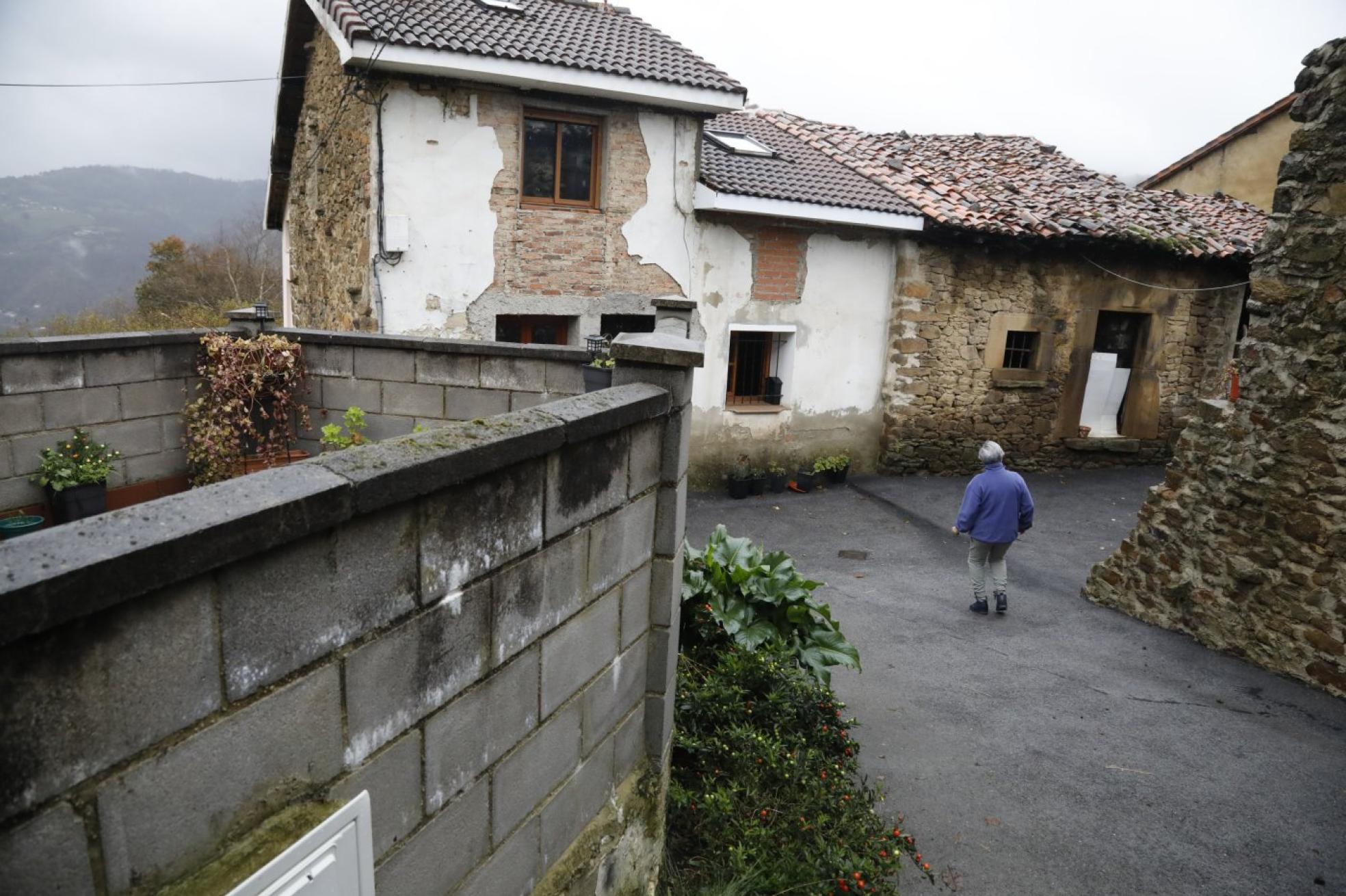 Soledad.pasea por La Envernal (Mieres), donde tuvo chigre y hoy solo habitan cinco vecinos. 