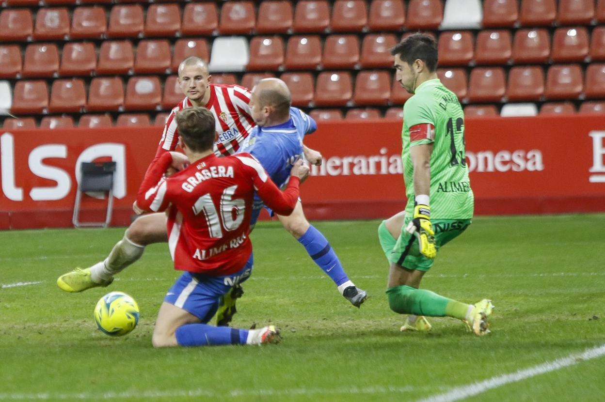 Gragera trata de impedir que Zozulya se de la vuelta en el área, con Mariño a la expectativa. 