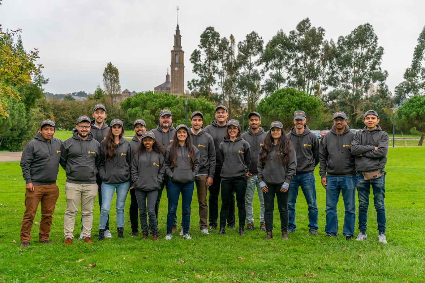 Foto de familia del equipo de Plexigrid, en el entorno de la Universidad Laboral. E. c.