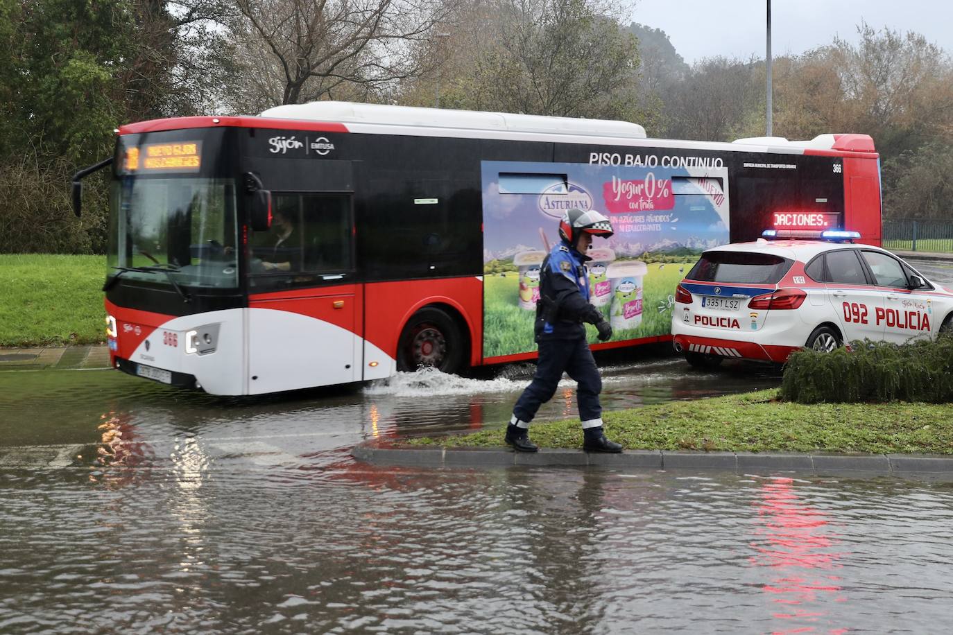 El caudal del río Peñafrancia ha sobrepasado el nivel de las arquetas ya saturadas y se desbordó, anegando varios viales de la Escuela Politécnica de Gijón 