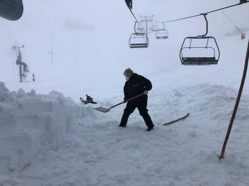 La nieve caída en los últimos días está aumentando notablemente el espesor en las estaciones de esquí asturianas, como en la de Brañillín