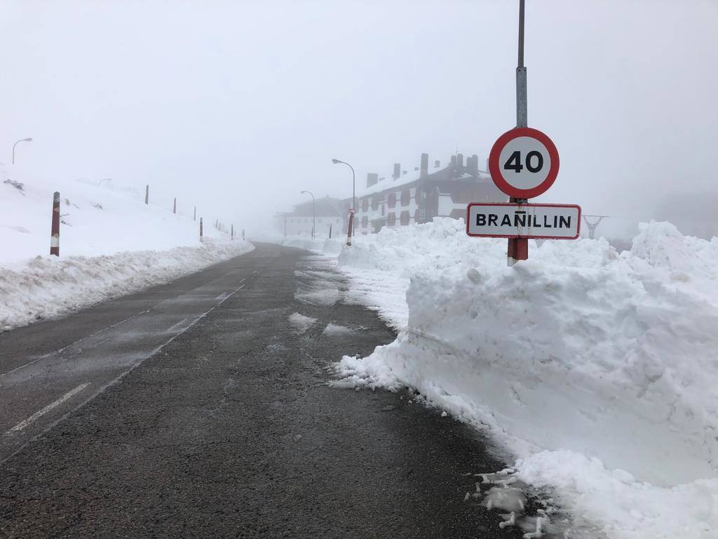 La nieve caída en los últimos días está aumentando notablemente el espesor en las estaciones de esquí asturianas, como en la de Brañillín