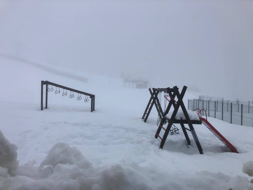 La nieve caída en los últimos días está aumentando notablemente el espesor en las estaciones de esquí asturianas, como en la de Brañillín