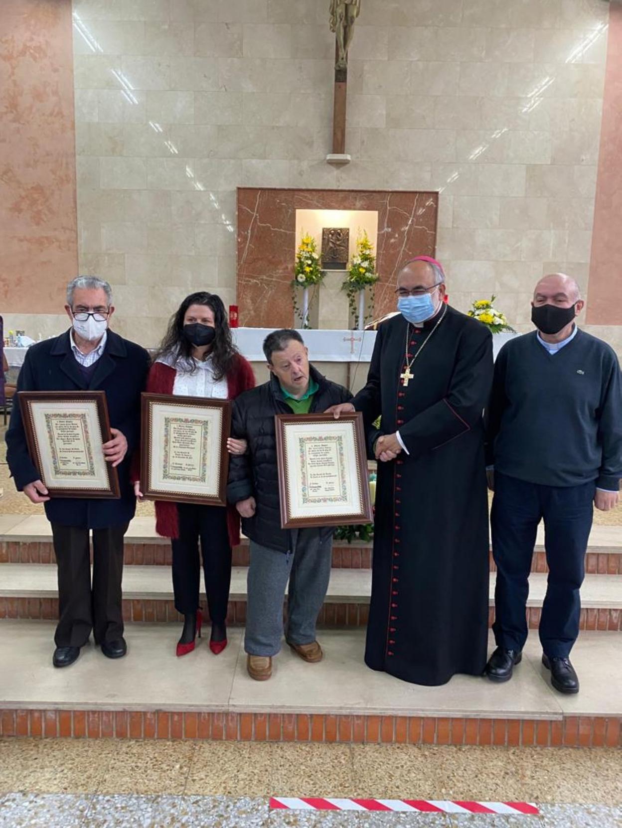 El arzobispo de Oviedo, Jesús Sanz Montes, ayer en la iglesia de San Salvador, de Posada de Llanera, junto a los premiados. 