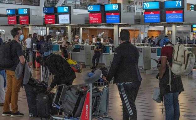 Pasajeros en el aeropuerto de Ciudad del Cabo (Sudáfrica).