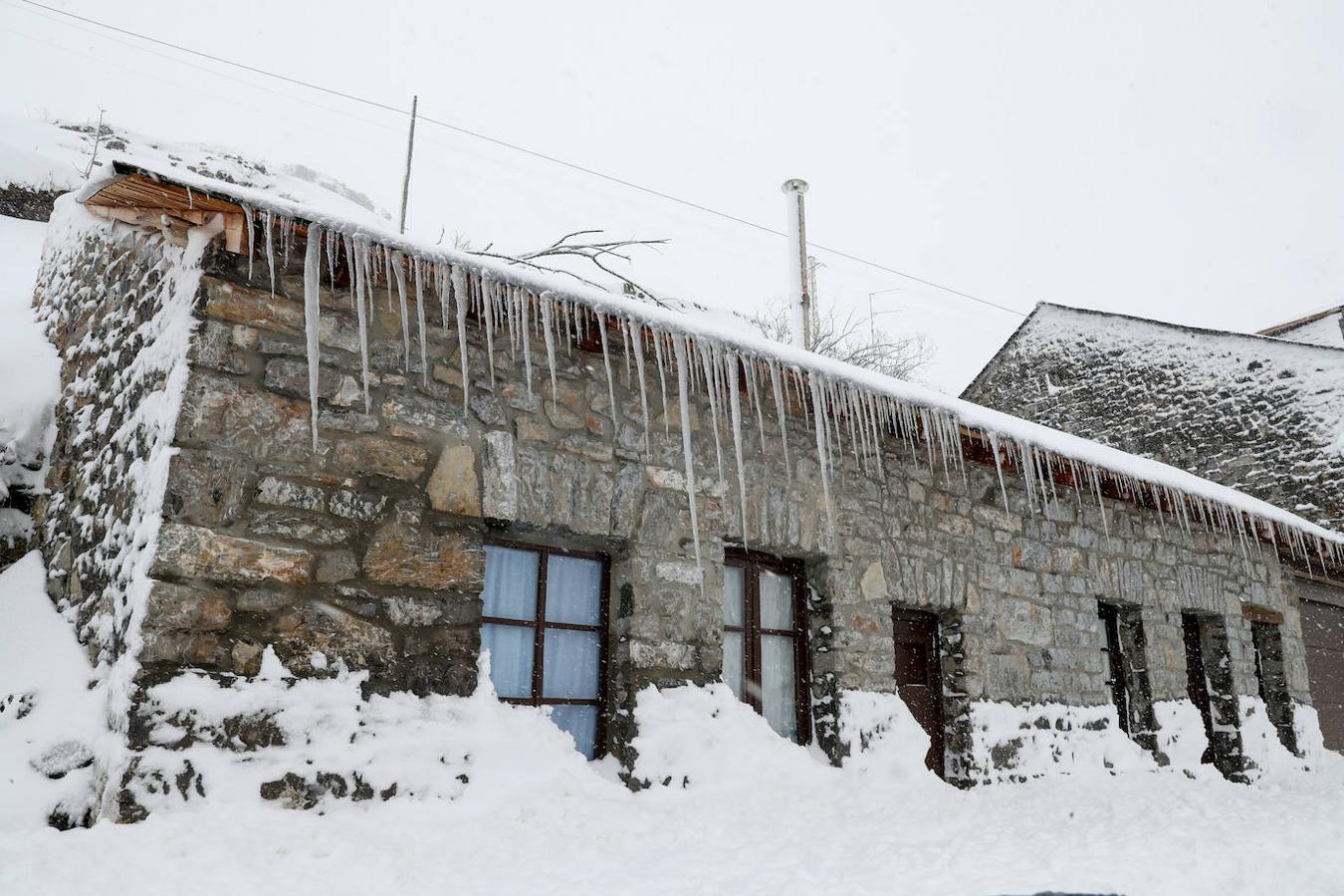 Nieve en Asturias, en la estaciones de esquí de Brañillín y en Somiedo.