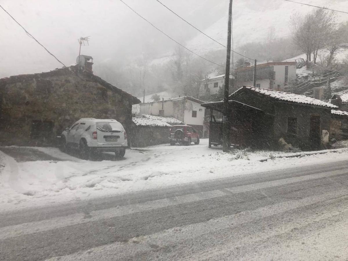 Nieve en Asturias, en la estaciones de esquí de Brañillín y en Somiedo.