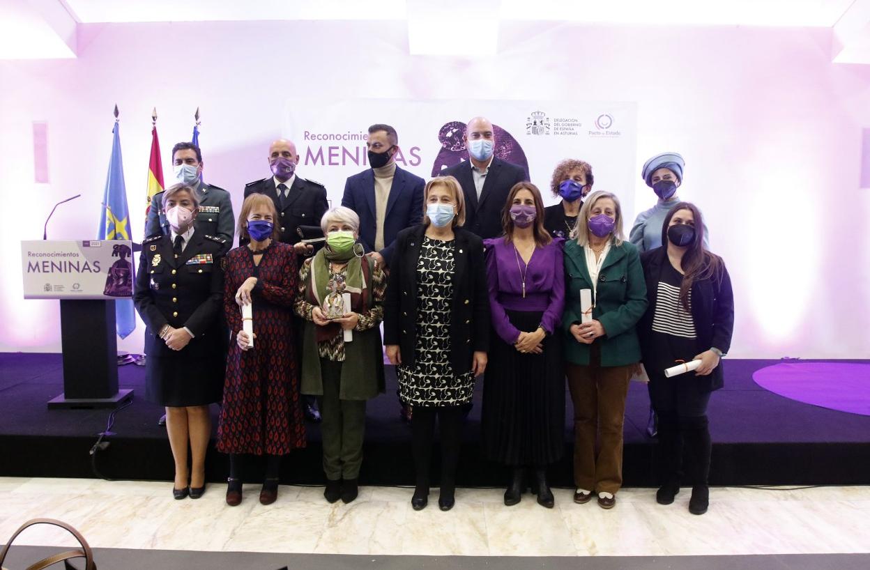 La delegada del Gobierno, con los galardonados. 