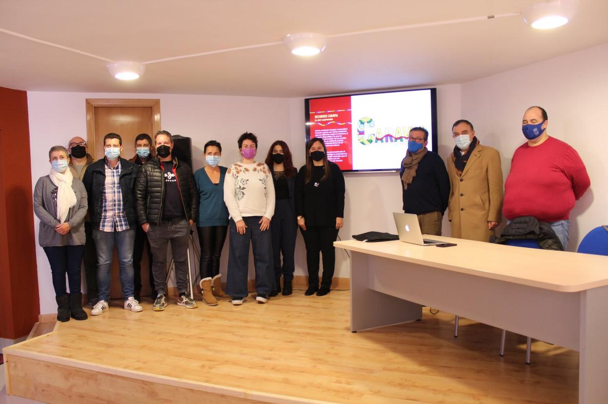 Empresarios de Caravia se reunieron ayer en la casa de cultura con la alcaldesa y el equipo del plan turístico. 