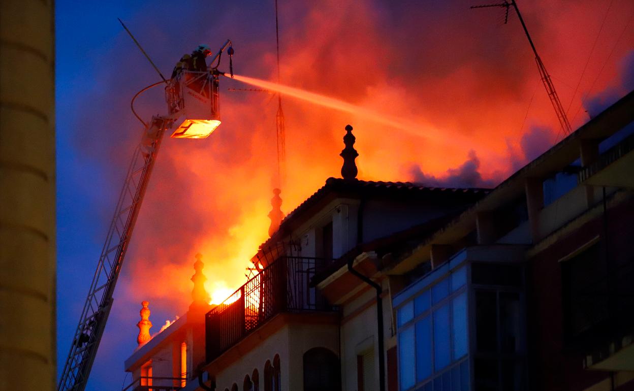 Bomberos sofocando el incendio en un edificio en Burgos.