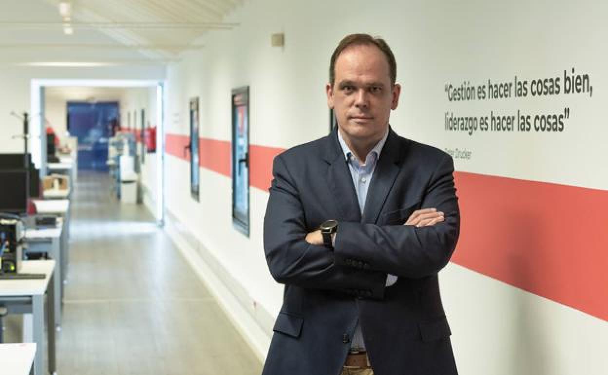 Pablo Martín, en las oficinas de Izertis en Gijón. 