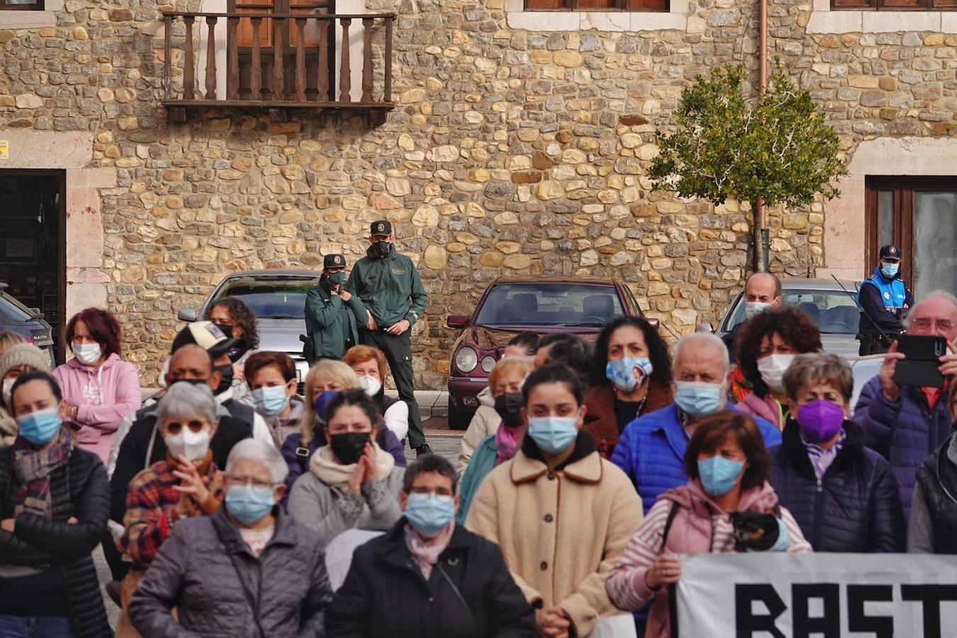 El último episodio de inundaciones en la cuenca del Sella ha sido la gota que ha colmado el vaso para los ribereños, cansados de esperar por las obras de protección de Arriondas y de exigir la limpieza de los ríos.