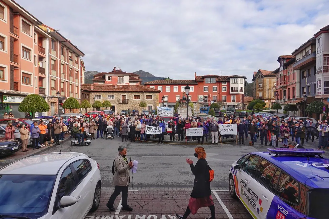 En la plaza Venancio Pando de Arriondas se concentraron doscientos vecinos y ribereños. 