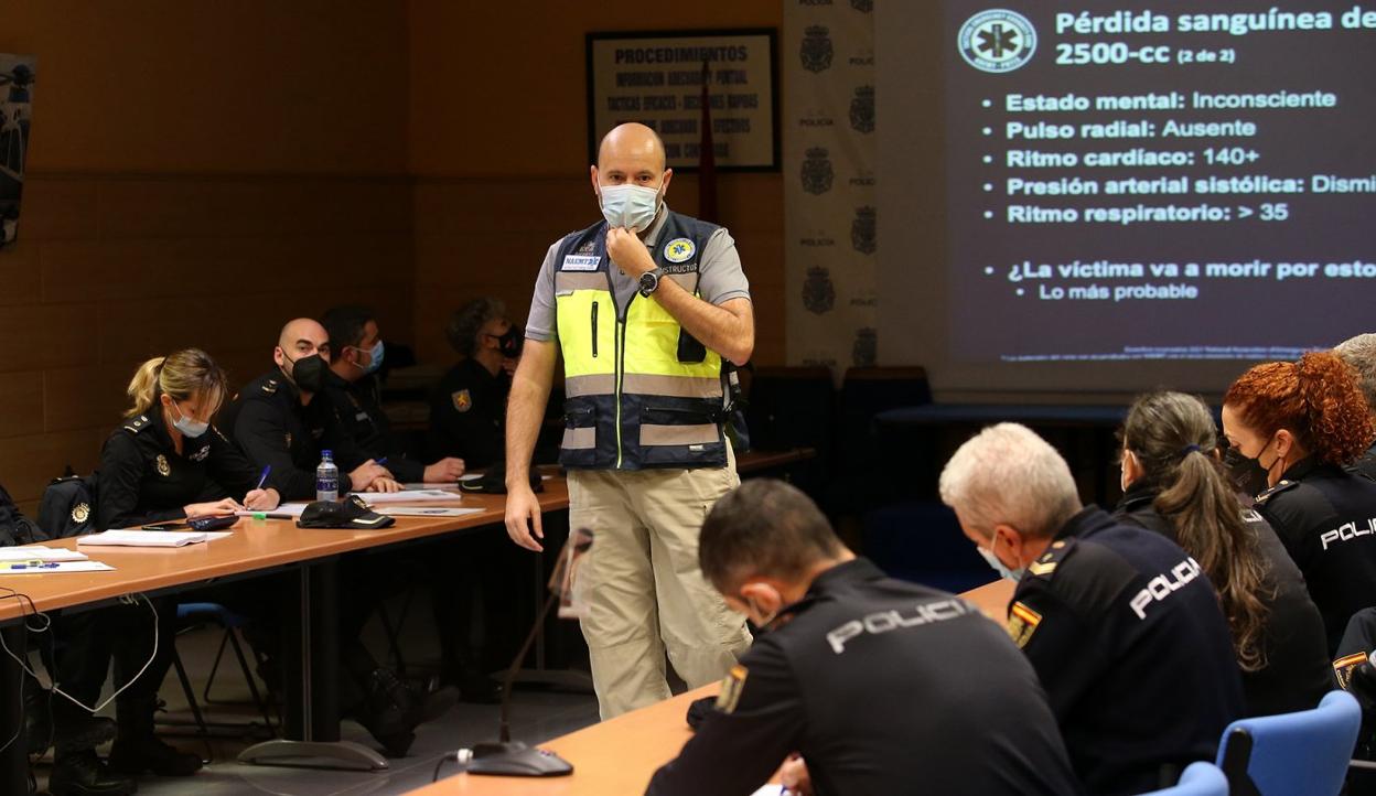 Diego Carrasco, de Je Diforsa, explica a los agentes primeros auxilios tácticos. 