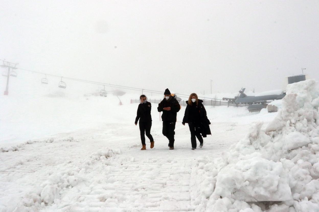 Personal de Valgrande-Pajares, supervisando la estación tras las últimas precipitaciones de nieve. 