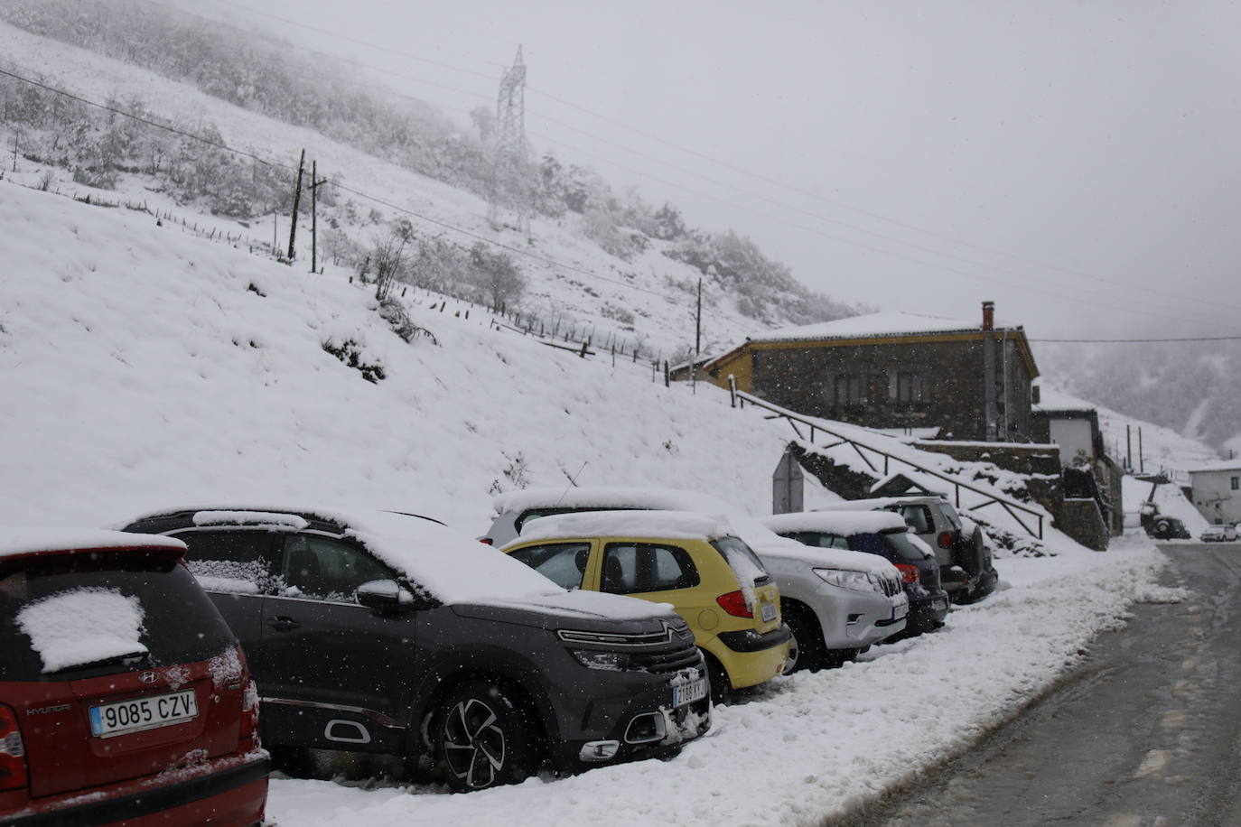 El temporal que azota la cordillera cantábrica está dificultado el inicio de la temporada de esquí. El estreno de la estación de Valgrande-Pajares se ha visto empañado por las condiciones meteorológicas con pocas ventas.