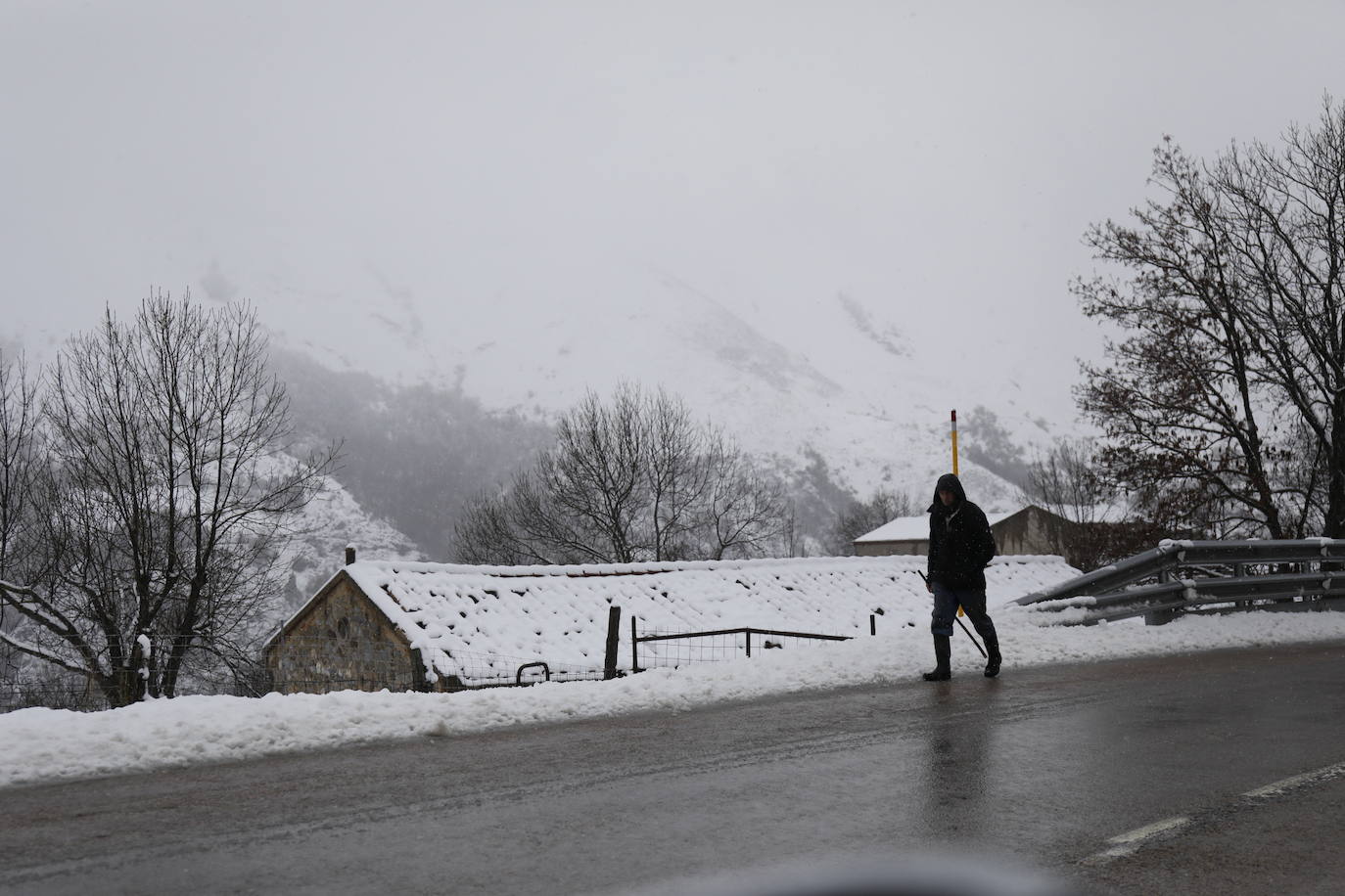 El temporal que azota la cordillera cantábrica está dificultado el inicio de la temporada de esquí. El estreno de la estación de Valgrande-Pajares se ha visto empañado por las condiciones meteorológicas con pocas ventas.