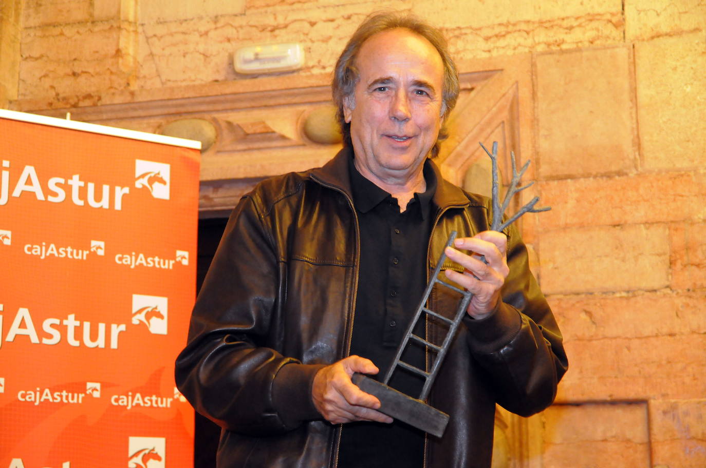 El cantante Joan Manuel Serrat, de 77 años, se despedirá en el año 2022 de los escenarios, con una última gira de conciertos que iniciará el próximo 27 de abril en el Beacon Theatre de la ciudad de Nueva York y finalizará el 23 de diciembre en el Palau Sant Jordi de Barcelona. Previsiblemente, su adiós de los escenarios no pasará por Asturias pero en sus seis décadas de carrera el cantante que canta al Mediterráneo ha visitado el Principado en numerosas ocasiones. Estas son algunas de ellas