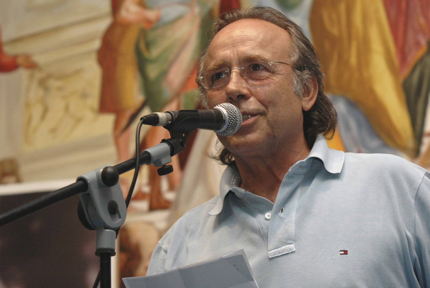 El cantante Joan Manuel Serrat, de 77 años, se despedirá en el año 2022 de los escenarios, con una última gira de conciertos que iniciará el próximo 27 de abril en el Beacon Theatre de la ciudad de Nueva York y finalizará el 23 de diciembre en el Palau Sant Jordi de Barcelona. Previsiblemente, su adiós de los escenarios no pasará por Asturias pero en sus seis décadas de carrera el cantante que canta al Mediterráneo ha visitado el Principado en numerosas ocasiones. Estas son algunas de ellas