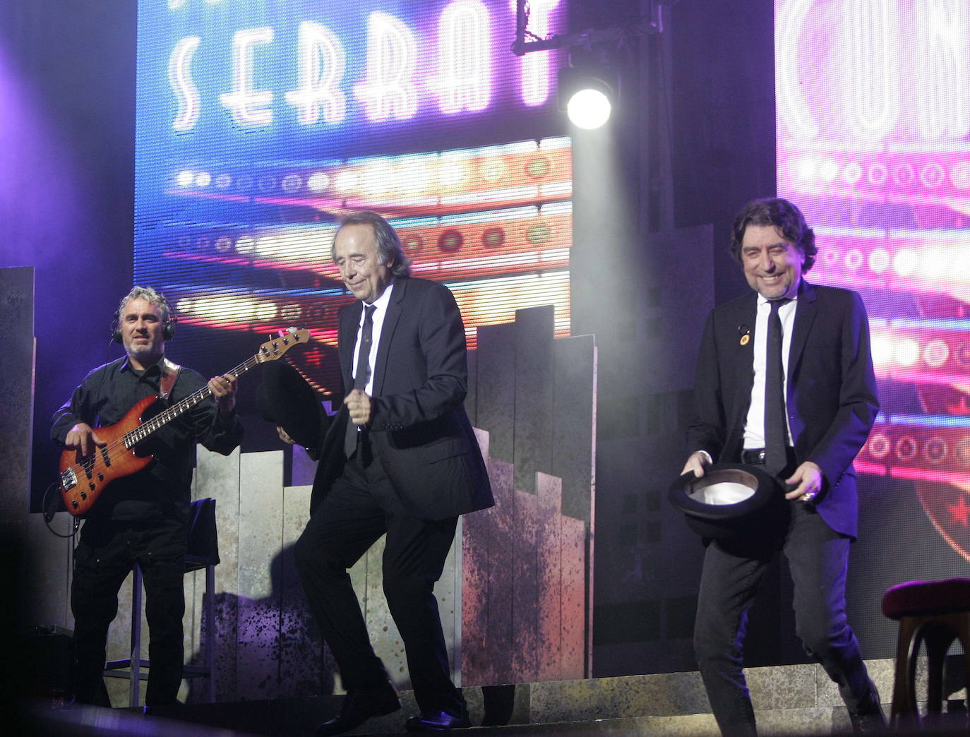 El cantante Joan Manuel Serrat, de 77 años, se despedirá en el año 2022 de los escenarios, con una última gira de conciertos que iniciará el próximo 27 de abril en el Beacon Theatre de la ciudad de Nueva York y finalizará el 23 de diciembre en el Palau Sant Jordi de Barcelona. Previsiblemente, su adiós de los escenarios no pasará por Asturias pero en sus seis décadas de carrera el cantante que canta al Mediterráneo ha visitado el Principado en numerosas ocasiones. Estas son algunas de ellas