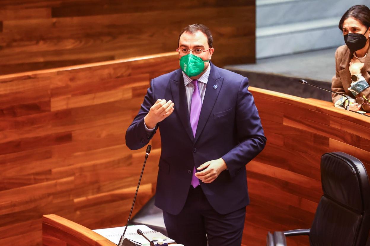 Barbón insistió en la Junta General del Principado en que dará una solución a la licitación fallida. 