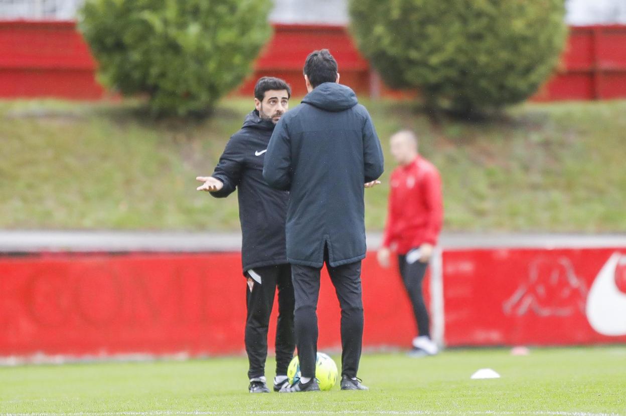 David Gallego, en la vuelta al trabajo del Sporting, ayer, en el campo número 2 de Mareo, dialogando con su segundo, Toni Clavero.