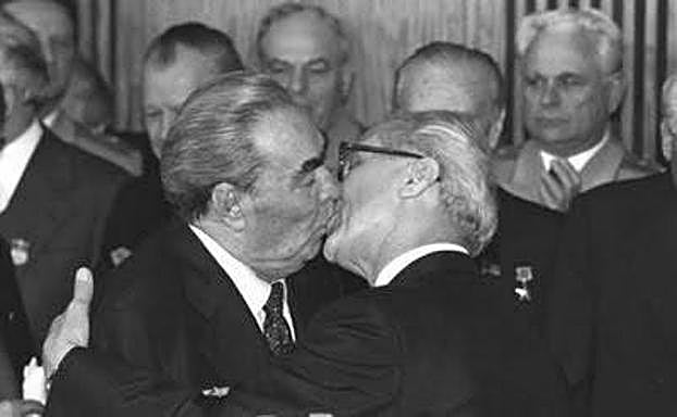 Beos entre Leonidas Breznev y Eric Honecker en 1979.