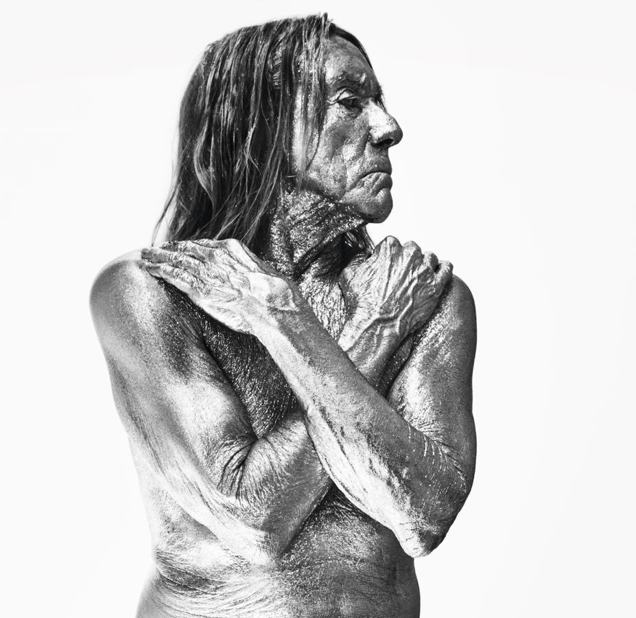 Iggy Pop, a sus 74 años, es junto a Cher, uno de los veteranos del calendario. Imagen del mes de agosto.