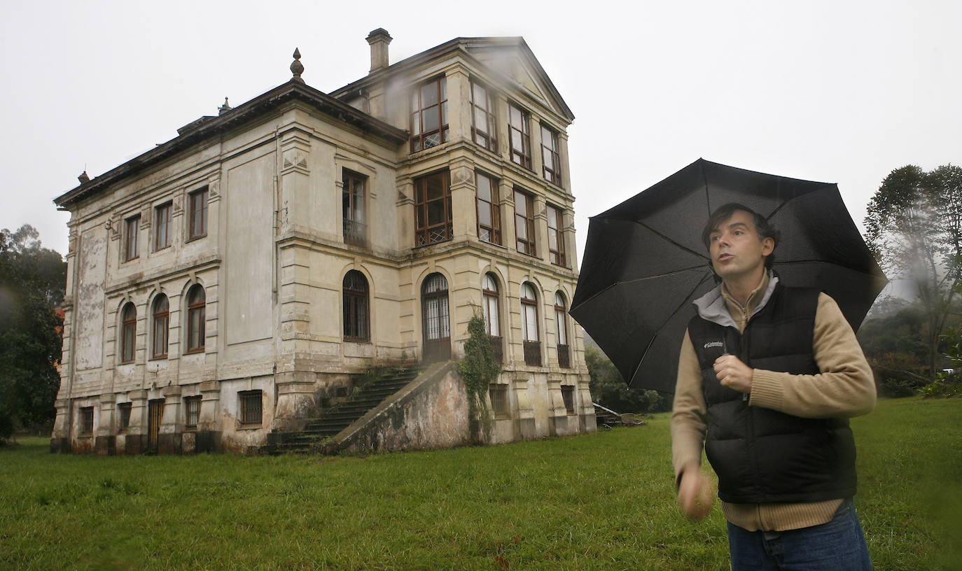 El biznieto del dueño del Palacio de Partarriu posa ante la mansión de 'El Orfanato' 