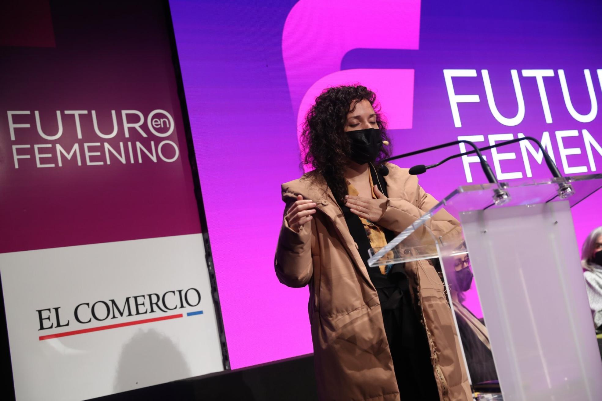 Emoción. Sheila Blanco cantó un poema, que se ganó un sentido aplauso. 