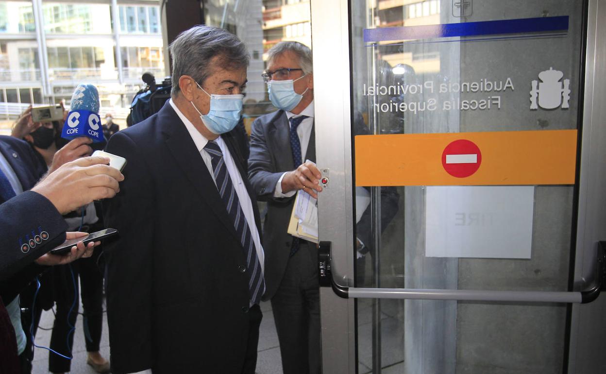 Francisco Álvarez-Cascos, entra en la Audiencia Provincial. 