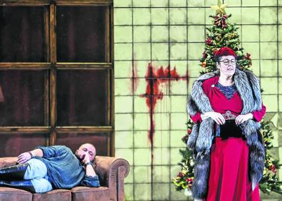 Imagen secundaria 1 - La soprano Yolanda Auyanet, como Lucrezia, junto a su paisano Celso Albelo. | La florentina Silvia Paoli firma una valiente dirección de escena.