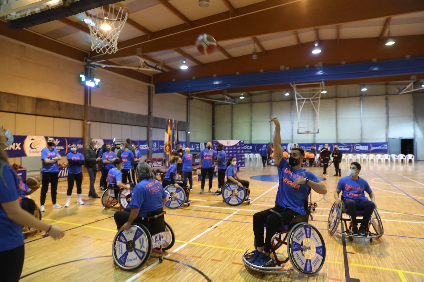 «Tenemos que hacer todo lo posible para ayudar a los deportistas adaptados». Bajo esta premisa, Avilés reunió un elenco de deportistas, entre los que había rostros muy reconocibles de gente solidarizada con la causa como Saúl Cravioto, oro olímpico en las citas de Pekín 2008 y Río de Janeiro 2016, la leyenda paralímpica Alberto Suárez, y Joaquín Alonso, el hombre que más veces vistió la camiseta del Sporting y actual representante de Relaciones Institucionales en la entidad rojiblanca.