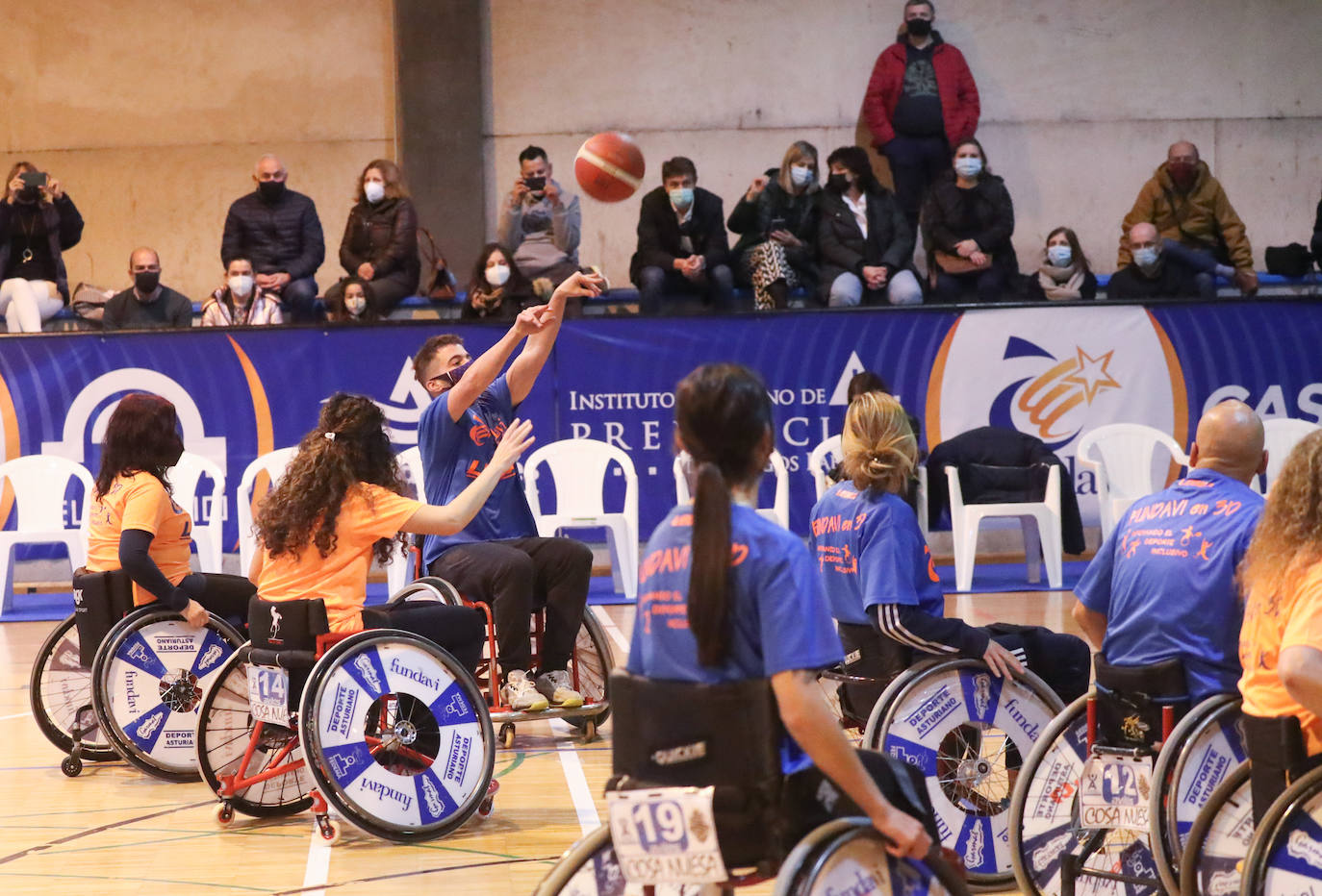 «Tenemos que hacer todo lo posible para ayudar a los deportistas adaptados». Bajo esta premisa, Avilés reunió un elenco de deportistas, entre los que había rostros muy reconocibles de gente solidarizada con la causa como Saúl Cravioto, oro olímpico en las citas de Pekín 2008 y Río de Janeiro 2016, la leyenda paralímpica Alberto Suárez, y Joaquín Alonso, el hombre que más veces vistió la camiseta del Sporting y actual representante de Relaciones Institucionales en la entidad rojiblanca.