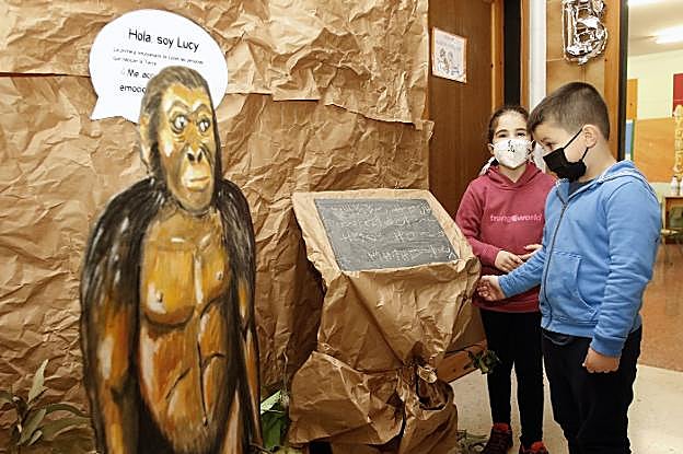 Julia Marrón y Simón Atienza, en la cueva de la australopithecus 'Lucy'. 