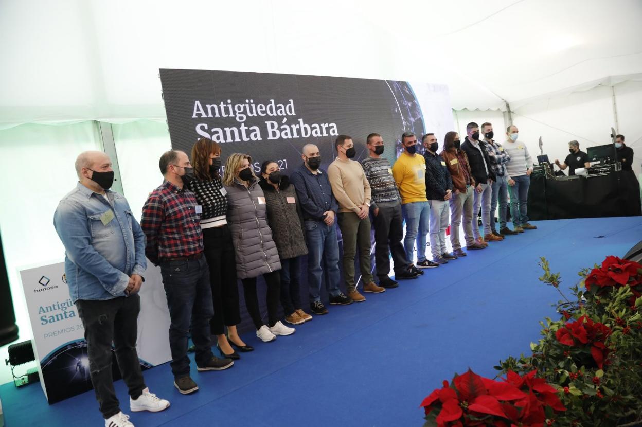 Los premiados por trabajar en la hullera durante veinte años, en la celebración de Santa Bárbara. 