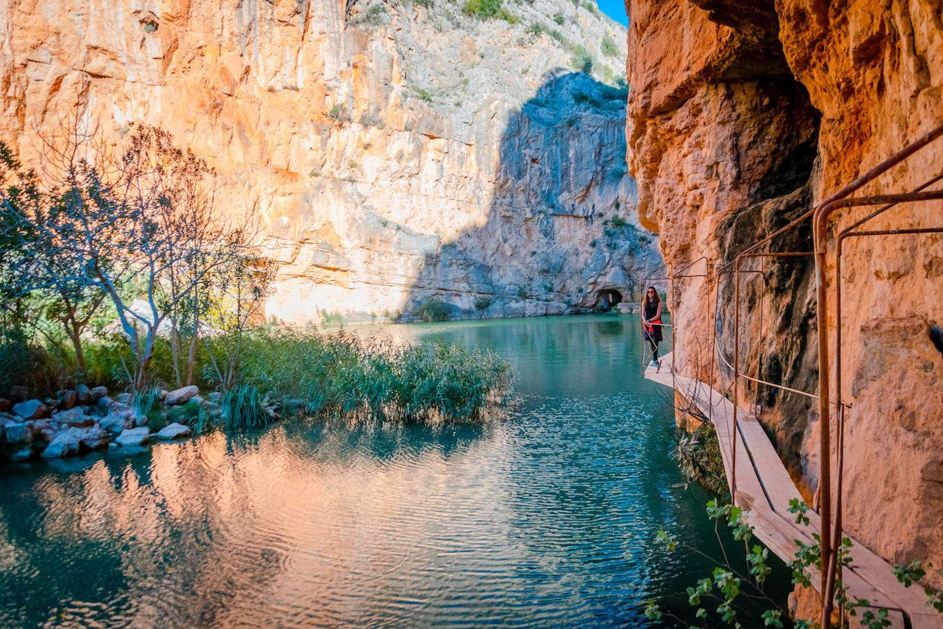 Hoces del Turia (Valencia). Esta senda recorre la ribera del Turia, siguiendo el mismo cauce del río y para hacerla puede partirse desde el embalse de Loriguilla y siguiendo la senda circular durante unos 8 km.