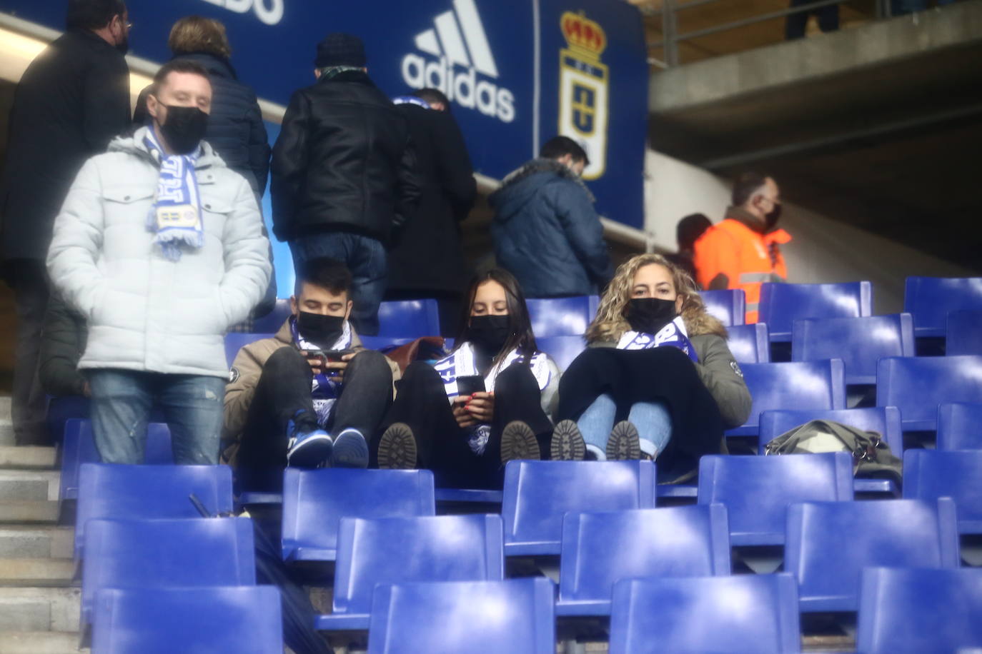 Buscate en la grada del Tartiere en el partido Real Oviedo Alcorcón