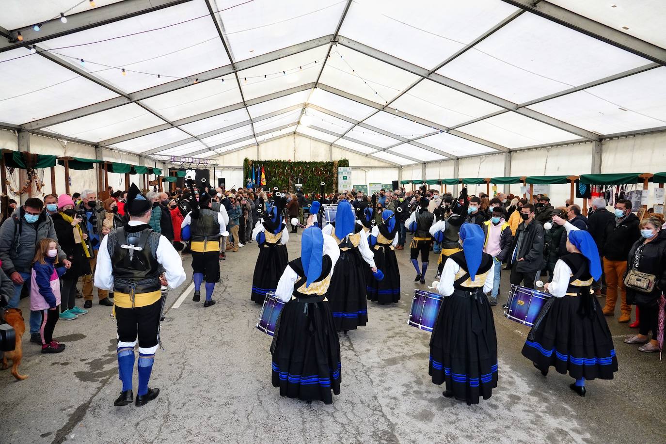 Fotos: Víctor Manuel anima la Feria de les Fabes de Colunga